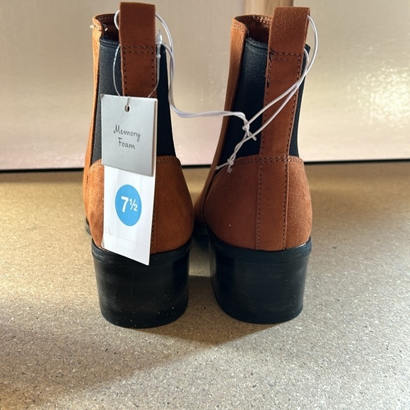 A New Day ankle boots. NWT. Brown and black. Low heel. size 7.5 - Picture 5 of 6